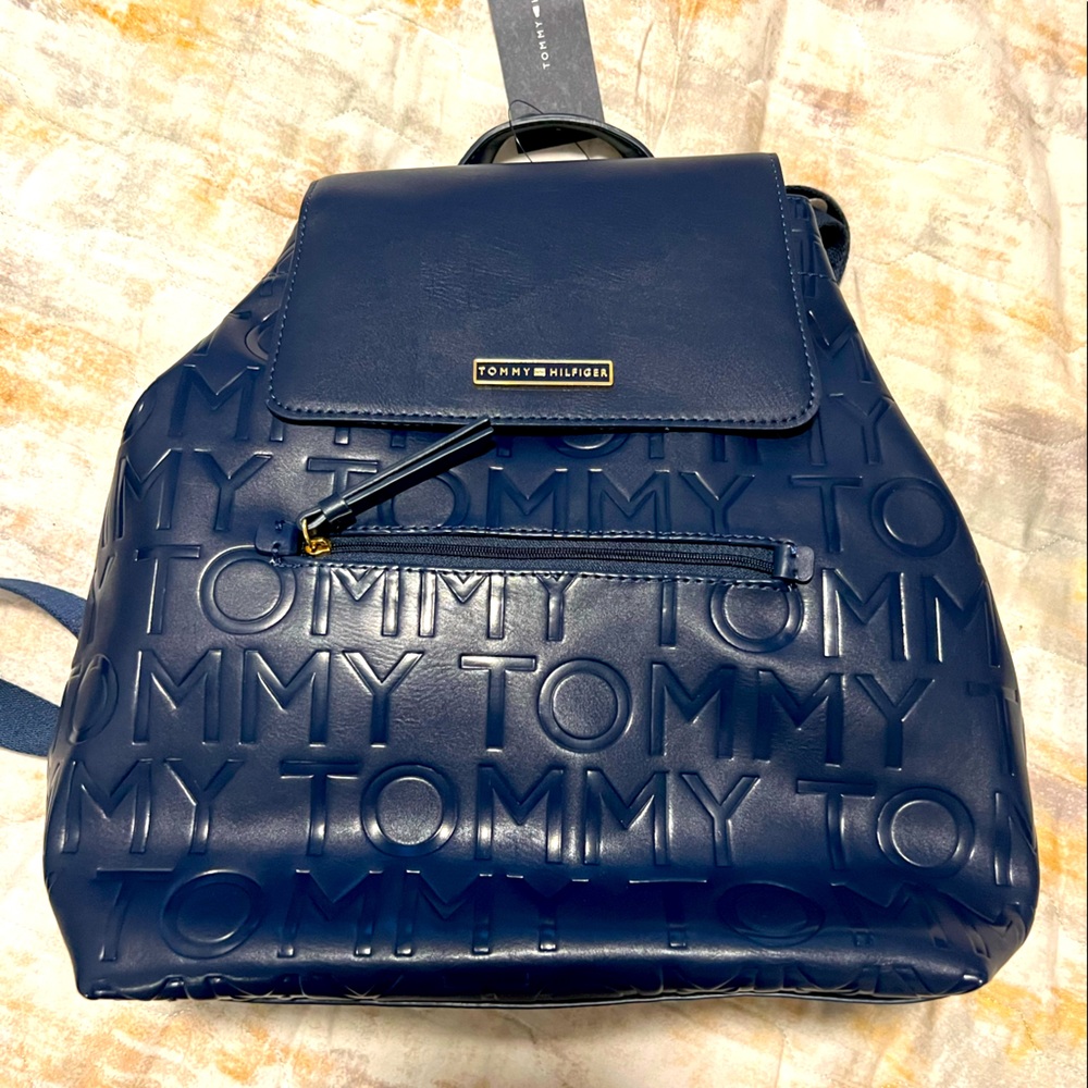 tommy-Hilfiger-irene-ii-flap-backpack-embossed-tommy-smooth-pvc-tommy-navy